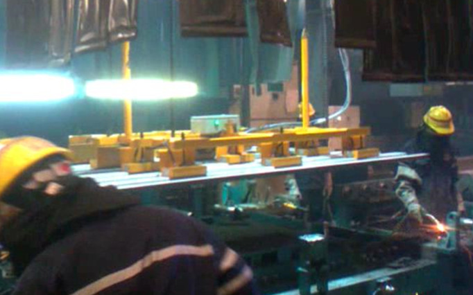 波紋金屬板吊具優選悍威磁電研發的重型起重磁鐵