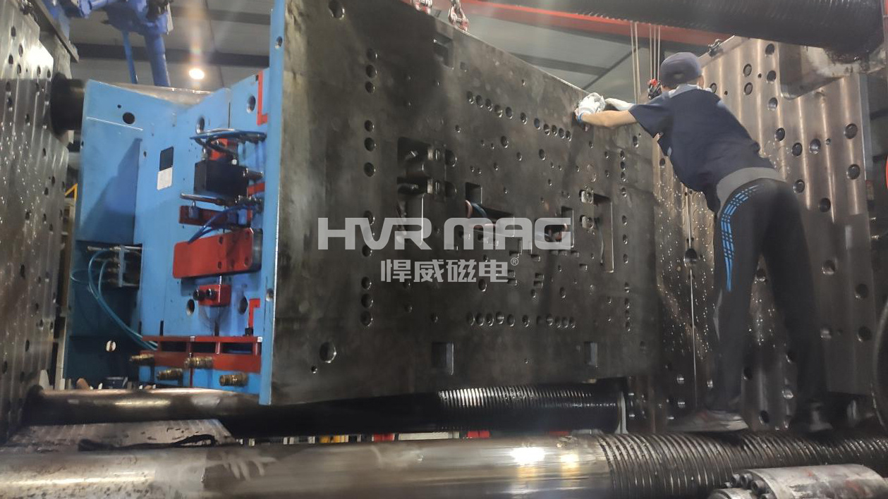 這是2300噸注塑機(jī) 磁力快速換模現(xiàn)場(chǎng)，場(chǎng)面震撼